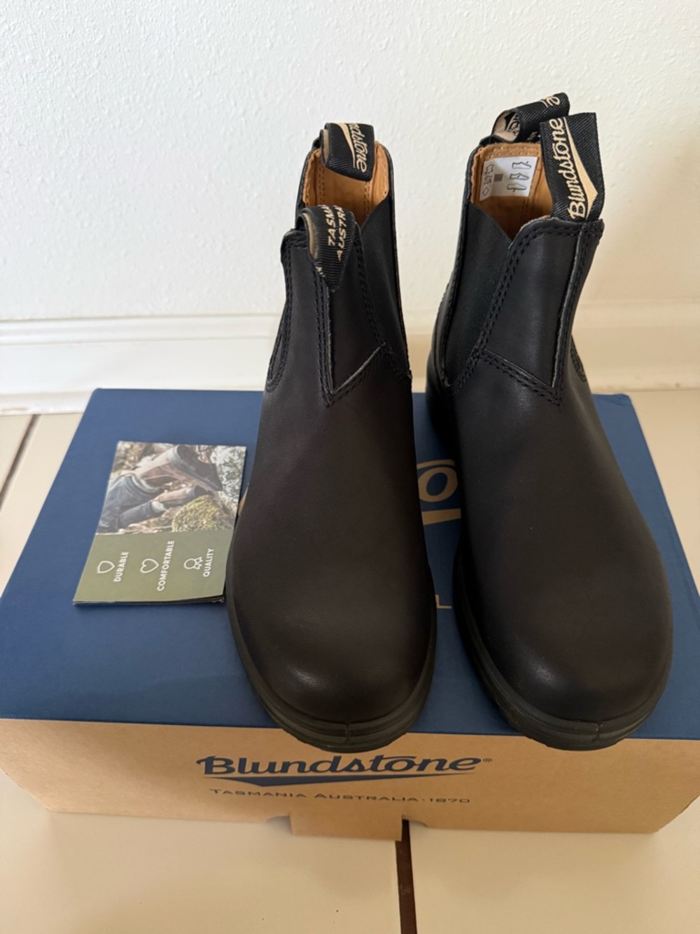 NIB - Black Blundstone Boots, Women’s size 6.5